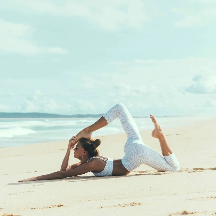 Colaborează cu mai multe centre de yoga