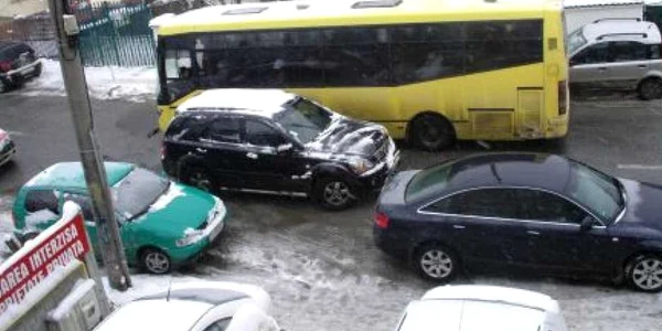 Jeep-ul a depăşit autobuzul după coliziune, bara autoturismului de teren rămânând pe jos