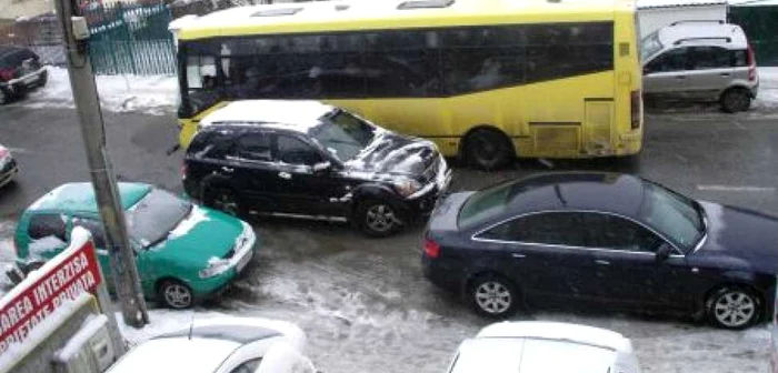 Jeep-ul a depăşit autobuzul după coliziune, bara autoturismului de teren rămânând pe jos