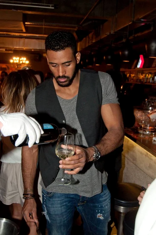 
    Lui Benny i-a plăcut vinul roşuFoto Click!  