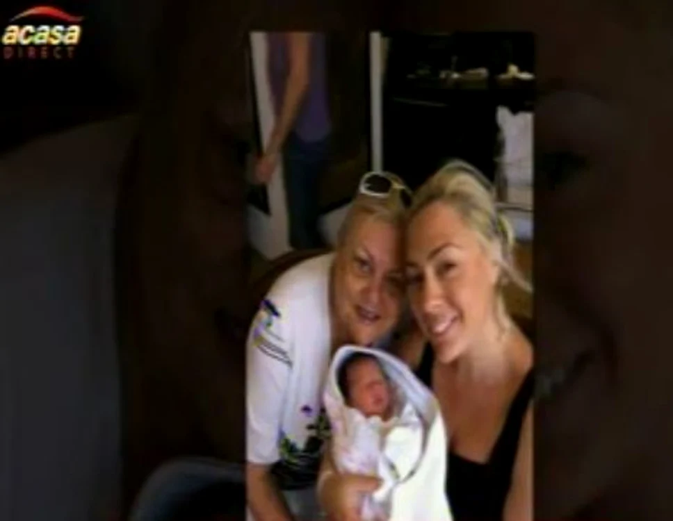 
    Giulia Nahmany şi fiica ei, Stephanie  (Foto: captură video Acasă TV)  