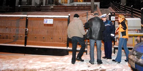 Braşov: Criminaliştii au împânzit locul crimei Foto: Bogdan Crăciun
