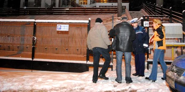 Braşov: Criminaliştii au împânzit locul crimei Foto: Bogdan Crăciun