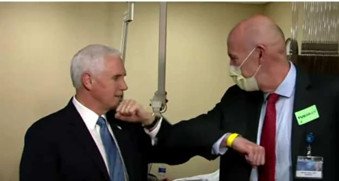 Mike Pence adaptându-şi salutul la recomandările anti-coronavirus, dar nu şi ţinuta Captură YouTube