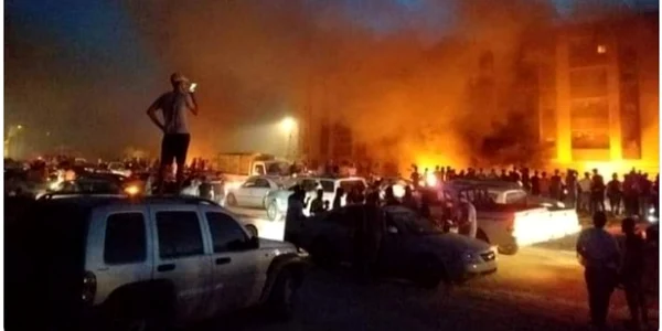 protestatarii din libia au incendiat clădirea parlamentului FOTO Twitter