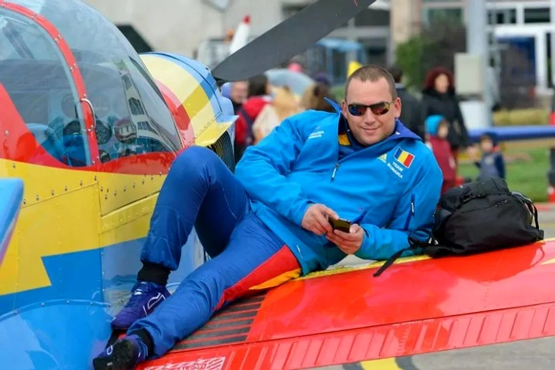 
    Cătălin Prunariu a devenit în anul 2002 cel mai tânăr comandant de aeroclub din RomâniaSursa foto: Cătălin Prunariu/Facebook  
