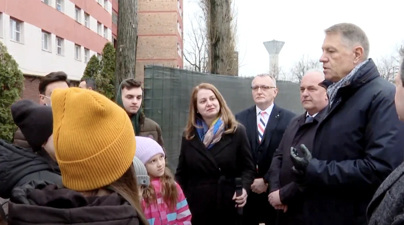 Preşedintele Klaus Iohannis, de vorbă cu tineri refugiaţi ucraineni.
