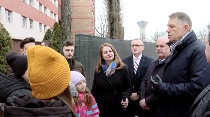 Preşedintele Klaus Iohannis, de vorbă cu tineri refugiaţi ucraineni.