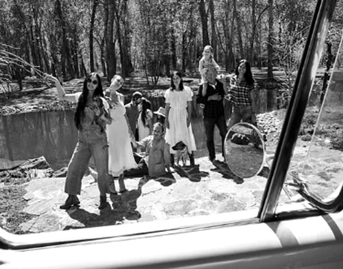 Familia extinsă a profitat de vremea frumoasă și a ieșit în natură: Demi, Emma și Bruce au fost însoțiți de fete și de iubiții lor