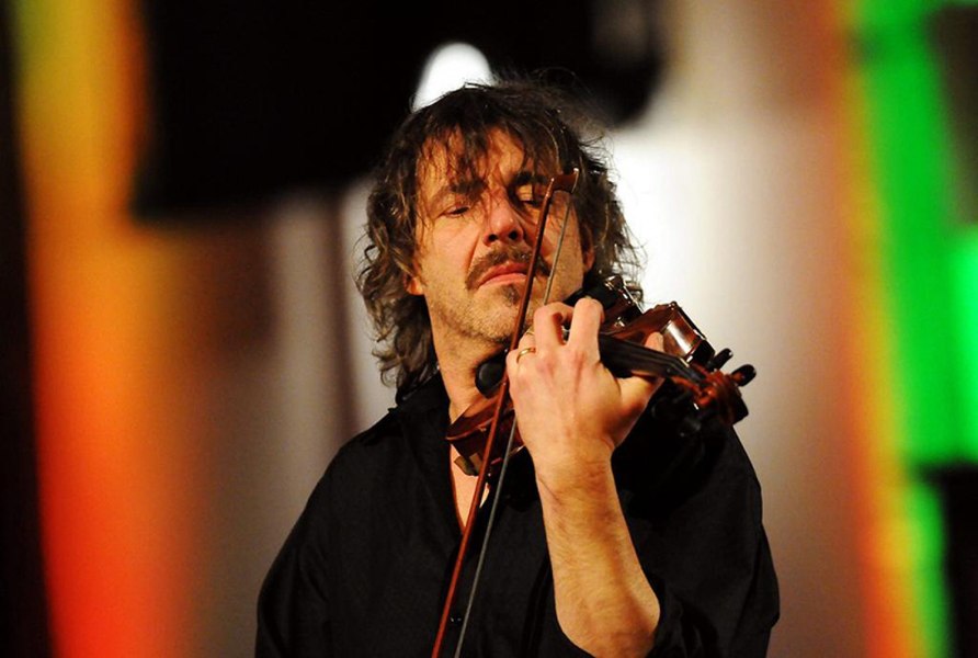 „Cel mai sălbatic violonist al Germaniei”, Mani Neumann, concertează la Suceava cu „Trio farfarello”
