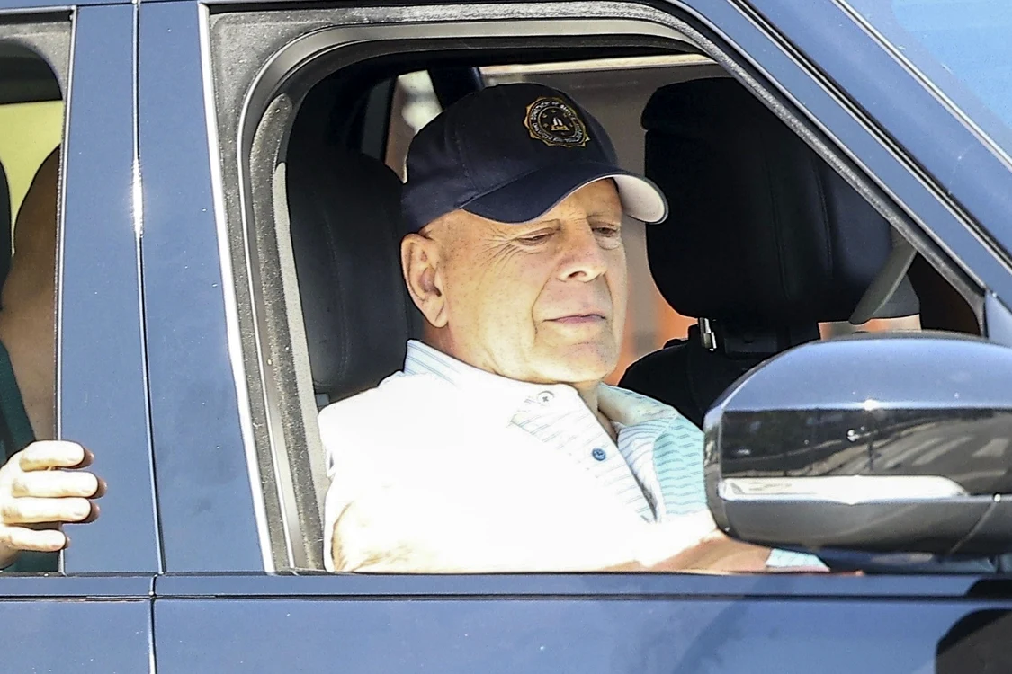 Bruce Willis, în scaunul din dreapta al unui autoturism, cu o șapcă pe cap. Septembrie 2024
