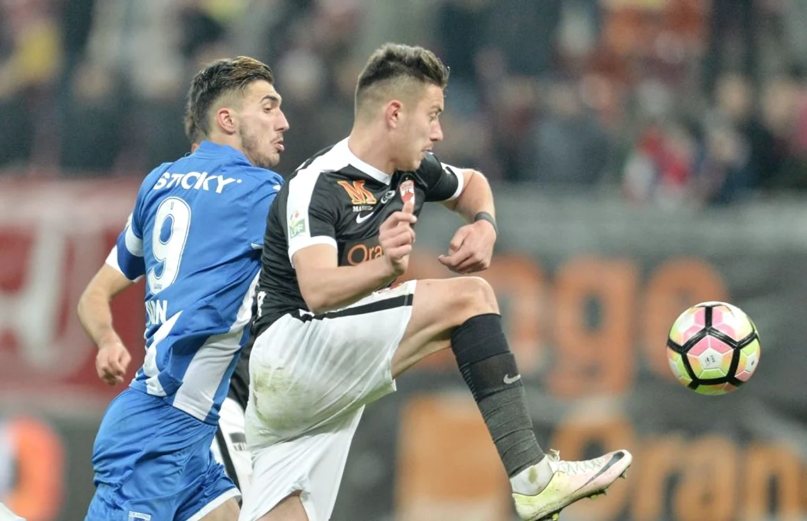 Ionut Nedelcearu (D) lupta pentru balon cuAndrei Ivan (S) MEDIAFAX FOTO