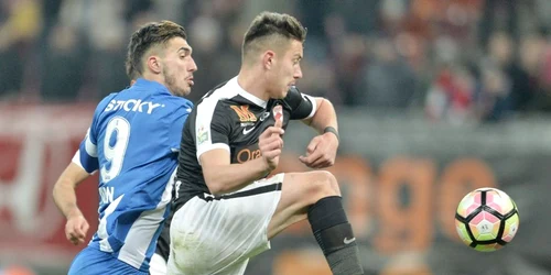 Ionut Nedelcearu (D) lupta pentru balon cuAndrei Ivan (S) MEDIAFAX FOTO