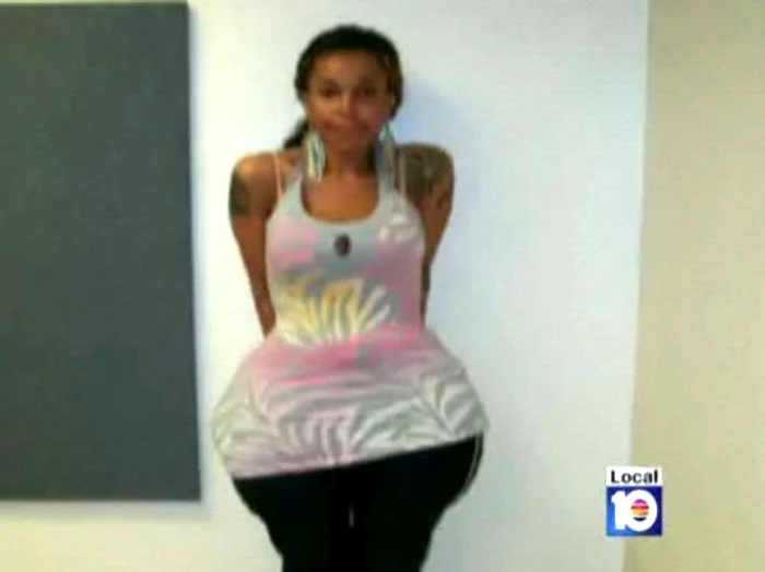 Fata cu posterior beton.