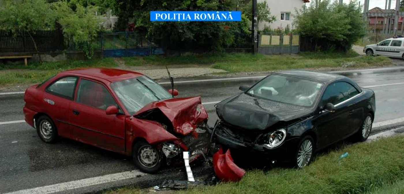 Trei oameni nevinovaţi printre care şi un bebeluş de şase luni, raniti în accidentul de la Budeşti