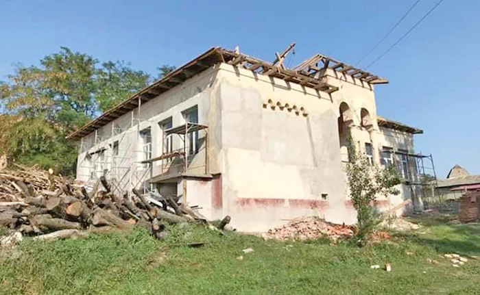
    Cu doar 3 zile înainte  de începerea anului  şcolar, unitatea  de învăţământ  arată ca o ruină  