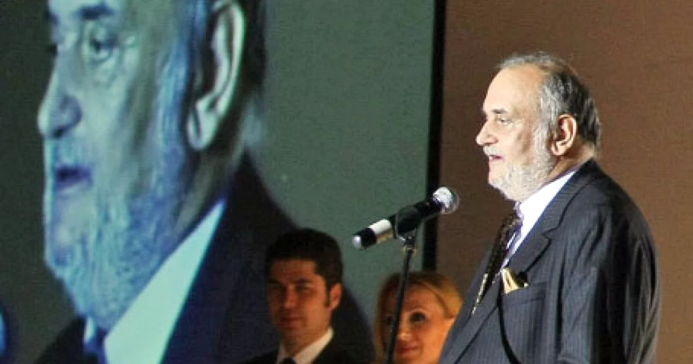 Ca fost profesor, Dinu Patriciu a spus că înţelege eforturile dascălilor de a-şi apropia elevii  