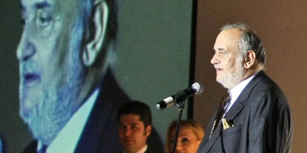 Ca fost profesor, Dinu Patriciu a spus că înţelege eforturile dascălilor de a-şi apropia elevii  