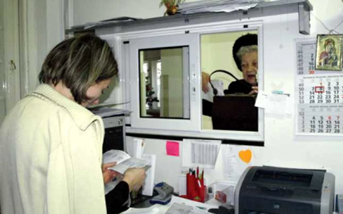 Tot mai mulţi pensionari solicită ajutor de sărbători. foto: tiberiu stroia