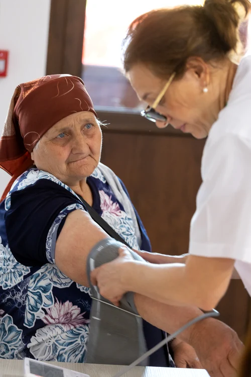 Oamenii din rural ajung la medicul specialist dacă specialistul ajunge în satul lor FOTO: APCR