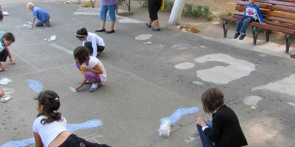 Micuţii au desenat pe asflatul din parcul de lângă primărie