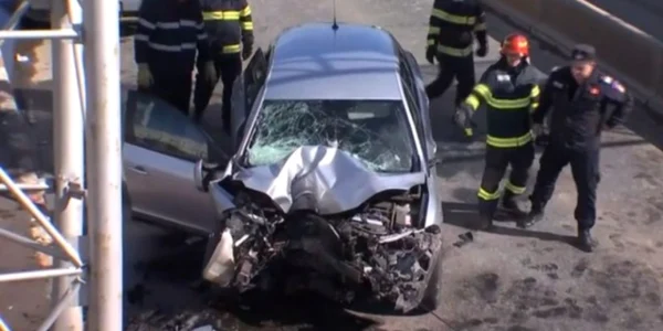 Şofer suspectat că şi-a ucis fosta soţie după ce ar fi intrat cu maşina intenţionat într-un cap de pod