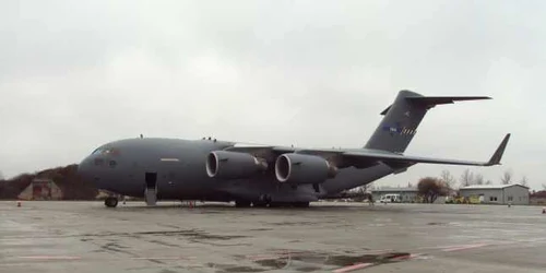 Avion militar Glone Master pe Aeroportul Timişoara