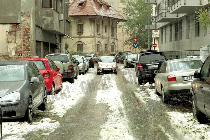 Str. 11 Iunie: Autobuzele şi tramvaiele au circulat prin apa de 50 cm adâncime (FOTOGRAFII: SEVER GHEORGHE, ROBERTO SĂLCEANU)