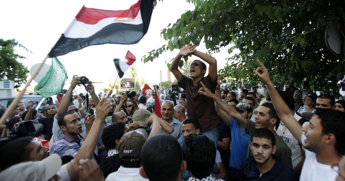 Susţinători tunisieni ai partidului islamist Ennahda  celebrează la Tunis victoria Fraţilor Musulmani în alegerile prezidenţiale din Egipt. 