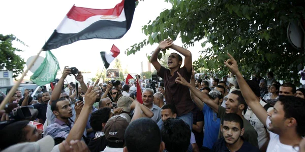 Susţinători tunisieni ai partidului islamist Ennahda  celebrează la Tunis victoria Fraţilor Musulmani în alegerile prezidenţiale din Egipt. 