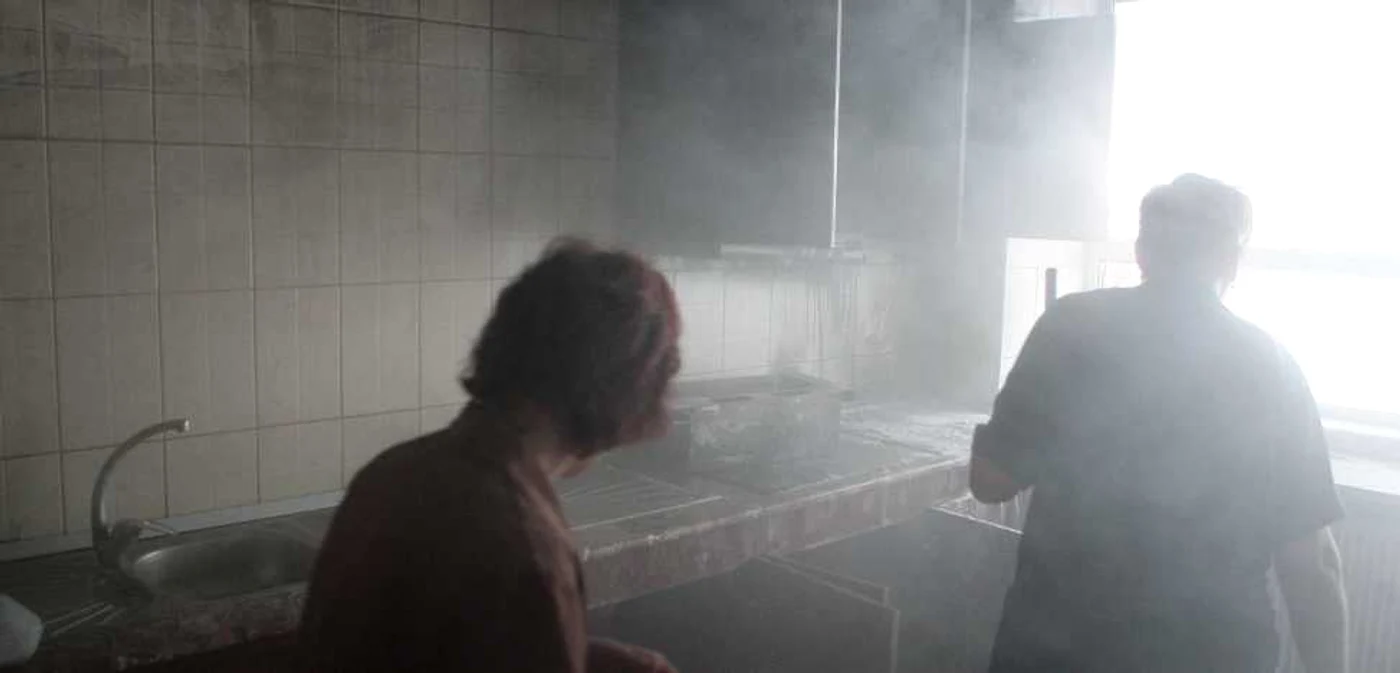Angajaţii campusului au lucrat pentru îndepărtarea spumei cu care s-a stins incendiul Foto: Lorand Vakarcs
