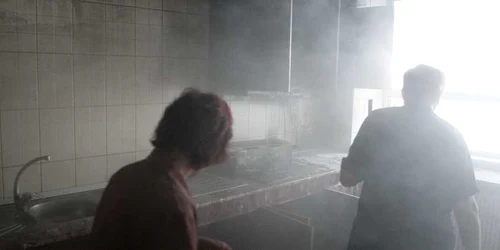 Angajaţii campusului au lucrat pentru îndepărtarea spumei cu care s-a stins incendiul Foto: Lorand Vakarcs