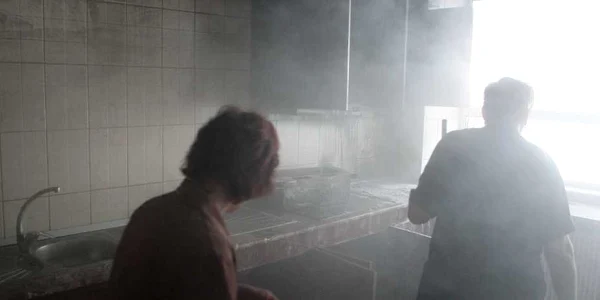 Angajaţii campusului au lucrat pentru îndepărtarea spumei cu care s-a stins incendiul Foto: Lorand Vakarcs