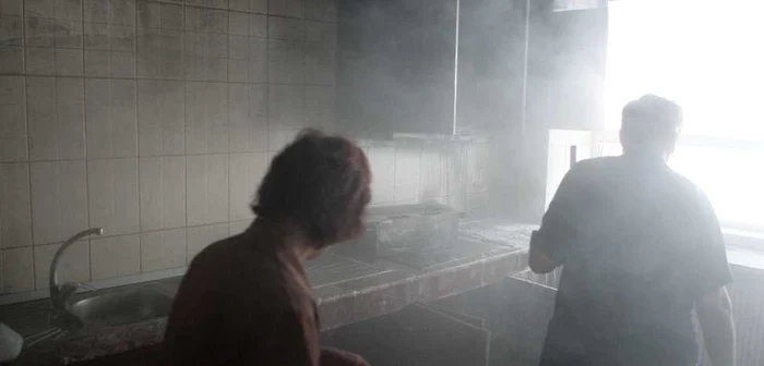 Angajaţii campusului au lucrat pentru îndepărtarea spumei cu care s-a stins incendiul Foto: Lorand Vakarcs