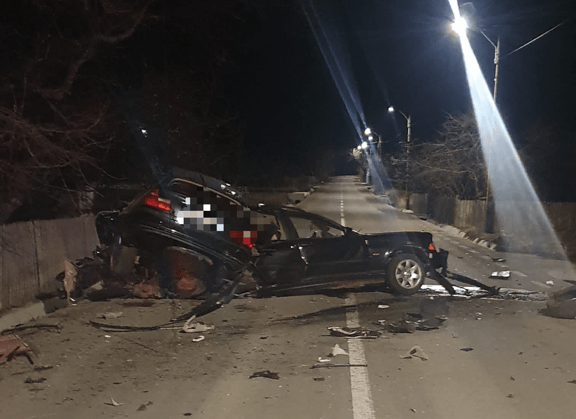 BMW rupt în două, în impactul cu un cap de pod. Tânărul şofer a murit pe loc. Nu avea permis auto
