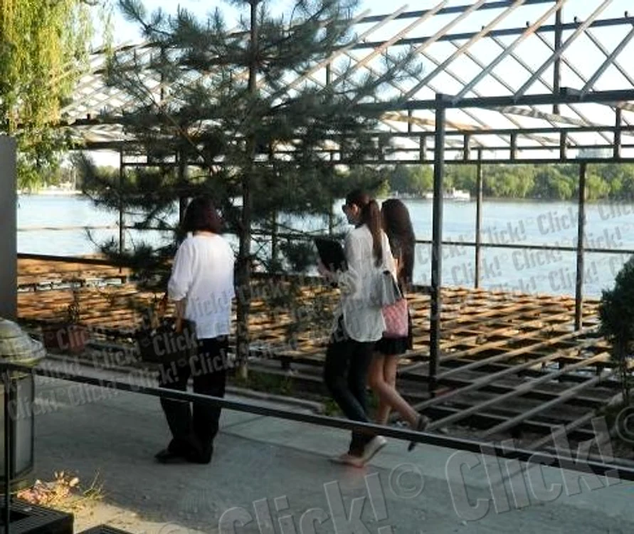 Ramona şi Monica Gabor au fost surprinse de fotoreporterii Click! în parcul Herăstrău
