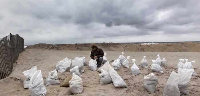 Americanii încarcă saci cu nisip, înainte de sosirea uraganului Sandy FOTO Reuters
