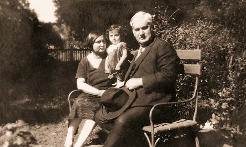 p 11 Portret de familie,1926 jpg