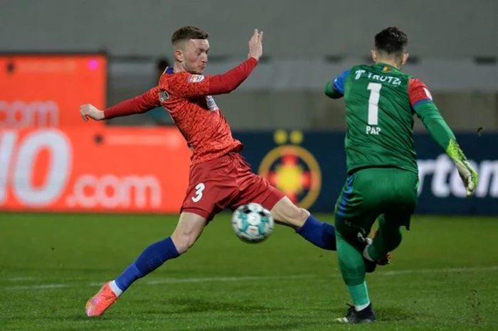 
    11 septembrie 2020: Pap primește un gol de la centrul terenului în egalul cu DinamoCaptură foto: Digi Sport  