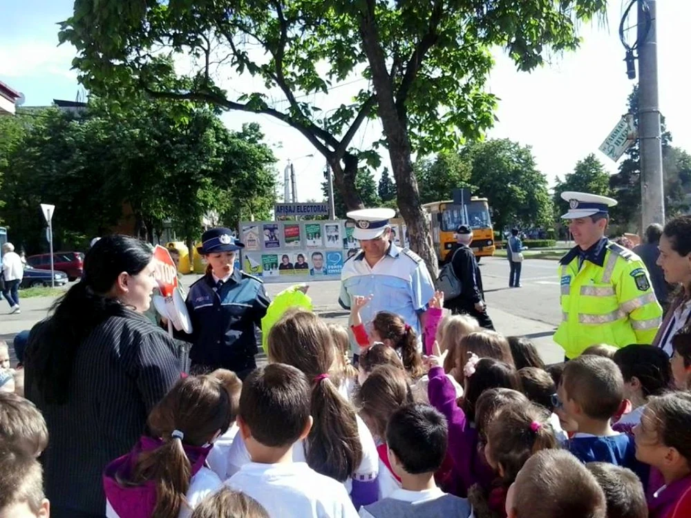 Cele mai bune 12 echipaje desemnate în cadrul concursurilor
locale se vor întâlni în data de 21 mai la faza judeţeană a
concursului adresat micilor pietoni