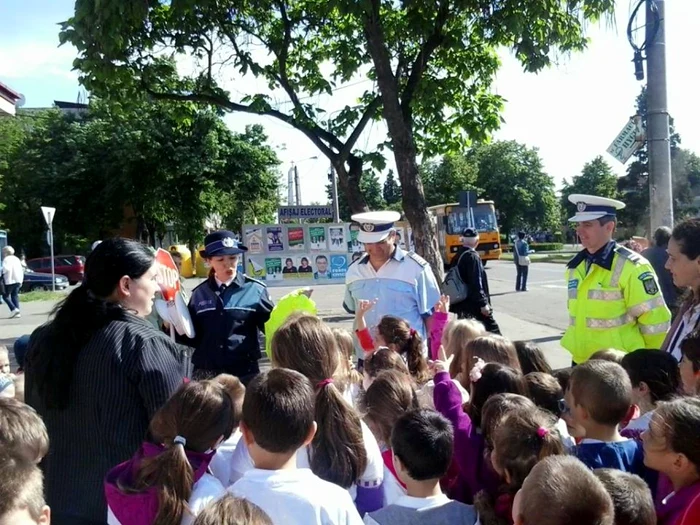 Cele mai bune 12 echipaje desemnate în cadrul concursurilor
locale se vor întâlni în data de 21 mai la faza judeţeană a
concursului adresat micilor pietoni