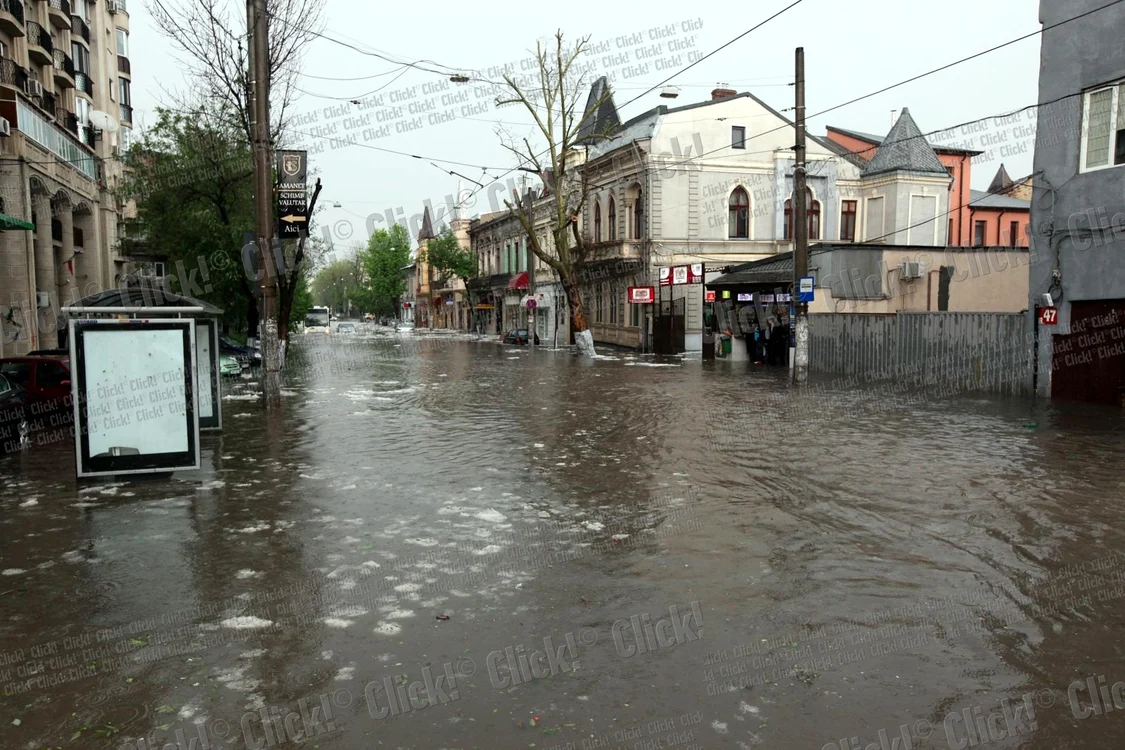 Bucureştiul inundat după furtuna de duminică, 4 mai. (Foto: Sever Gheorghe)