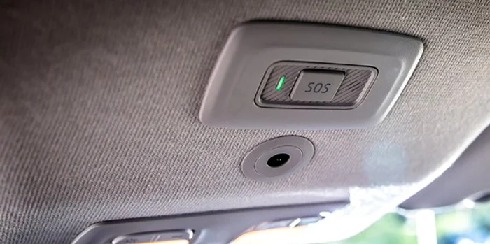 Senzorul sistemului eCall se află în plafonieră, iar la Dacia este verde