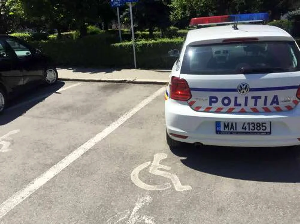 
    Mesajul internauţilor către poliţist: "Ai parcat ca un bou"Foto: Facebook  