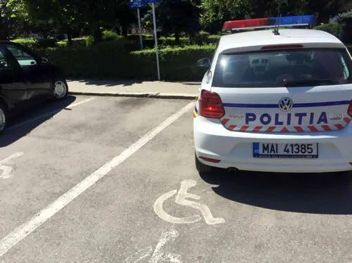 
    Mesajul internauţilor către poliţist: "Ai parcat ca un bou"Foto: Facebook  