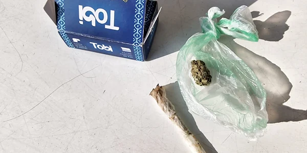 Eleva avea un pachet cu foițe pentru rulat tutun care continea în interior un mugure de „culoare verde”. FOTO IJJ Dâmbovița