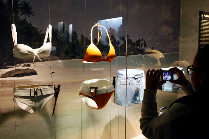 
    Halle Berry a făcut istorie cu această apariție în filmul ”James Bond - Să nu mori azi”foto: captură video  