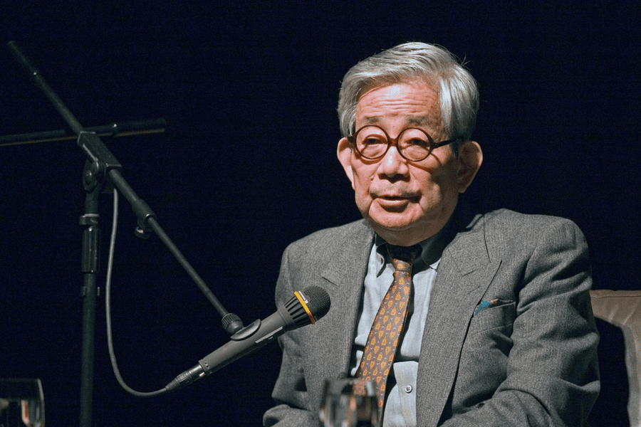 A murit scriitorul japonez Kenzaburo Oe. Laureatul Nobel pentru Literatură avea 88 de ani 