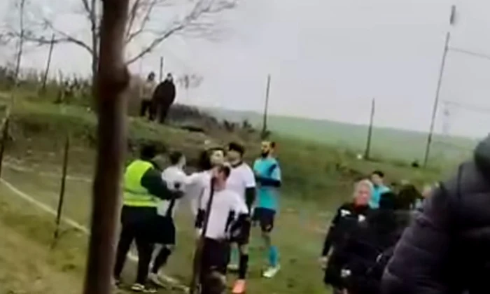 Viceprimar acuzat că a lovit un fotbalist, echipa se retrage în semn de protest