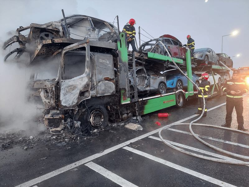 Un camion încărcat cu autoturisme a luat foc pe DEx12. Traficul este blocat VIDEO
